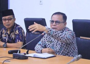 Sekda Labuhanbatu Hasan Heri Rambe saat memimpin rapat koordinasi penanganan sampah.