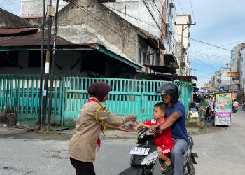 Pramuka SMK Swasta As Syifa Kisaran Bagikan Takjil ke Warga