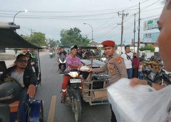 Sat Resnarkoba Polres Tanjungbalai Bagikan Takjil