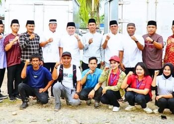 Sekda Labuhanbatu Ir Hasan Heri Rambe (tengah) berfoto bersama sejumlah kepala OPD pada kegiatan pasar murah di Kecamatan Panai Hilir.