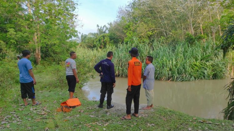 Pencarian korban yang hanyut di sungai.