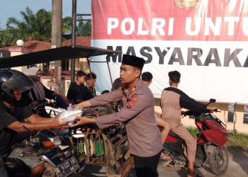 Personel Polsek Teluk Nibung Berbagi Takjil ke Warga