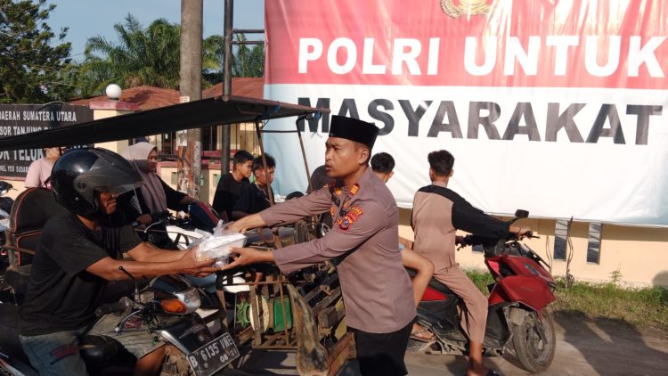 Personel Polsek Teluk Nibung Berbagi Takjil ke Warga