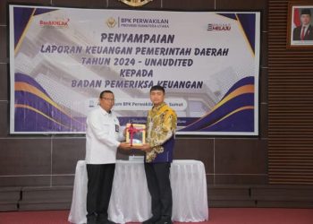 Hendriyanto Sitorus menyerahkan LKPD Kabupaten Labura kepada Kepala Badan Pemeriksa Keuangan (BPK) RI Perwakilan Sumut, Paula Henry Simatupang.