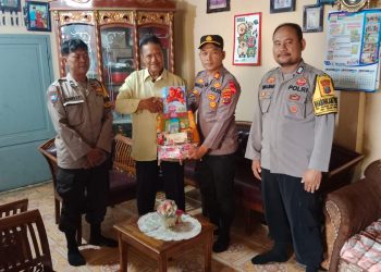 Personel Polsek Teluk Nibung Berikan Bingkisan Lebaran ke Tokoh Masyarakat