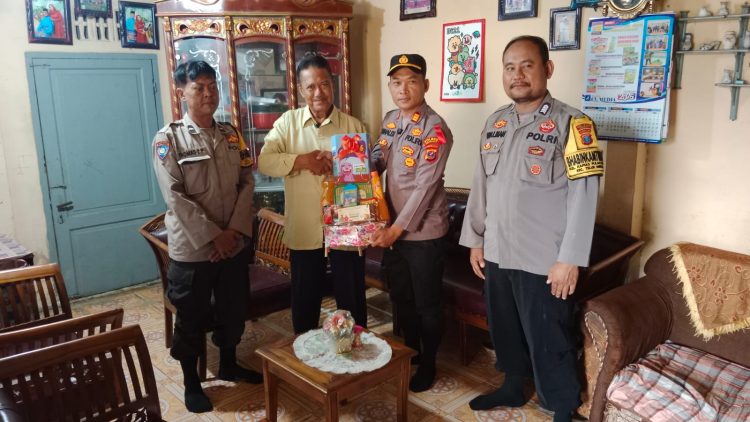 Personel Polsek Teluk Nibung Berikan Bingkisan Lebaran ke Tokoh Masyarakat