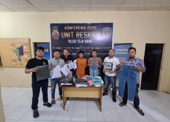 Tersangka saat di kantor polisi.