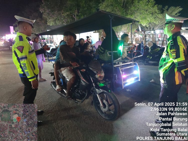 Personel Sat lantas Polres Tanjungbalai tertibkan arus lalulintas di lokasi jajanan malam.