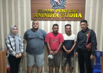 Tersangka saat diamankan polisi.