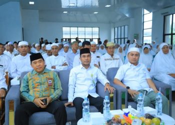 Bupati Labura, Hendriyanto Sitorus (depan nomor 3 dari kanan), mengikuti manasik haji.