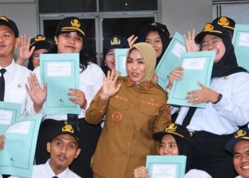 Bupati Labuhanbatu dr Hj Maya Hasmita (tengah).