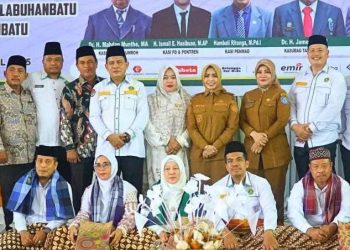 Bupati Labuhanbatu Hj Maya Hasmita bersama Kepala Kantor Kementerian Agama Kabupaten Labuhanbatu Asbin Pasaribu dan beserta sejumlah calon jemaah haji.