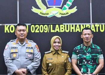 Bupati Labuhanbatu dr Hj Maya Hasmita (tengah).