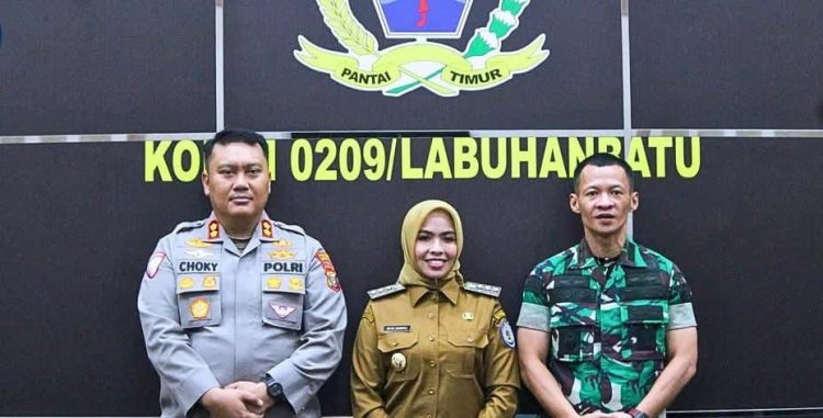 Bupati Labuhanbatu dr Hj Maya Hasmita (tengah).