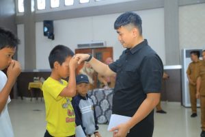Bupati Labura, Hendriyanto Sitorus, menyerahkan bantuan kepada anak yatim.
