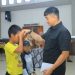 Bupati Labura, Hendriyanto Sitorus, menyerahkan bantuan kepada anak yatim.