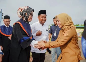 Bupati Labuhanbatu dr Hj Maya Hasmita (kanan).