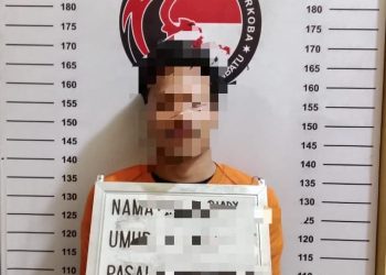 Tersangka saat di kantor polisi.