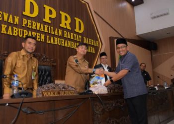 Bupati Labura, Hendriyanto Sitorus, menerima rekomendasi DPRD terhadap LKPJ tahun anggaran 2024, Senin (28/4/2025).