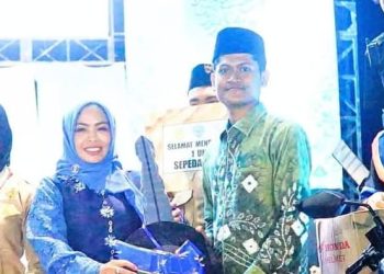 Bupati Labuhanbatu dr Hj Maya Hasmita saat menyerahkan hadiah secara sepeda motor secara simbolis.