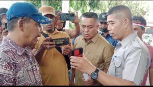 Aksi massa saat melakukan unjuk rasa di kantor DPRD Asahan.