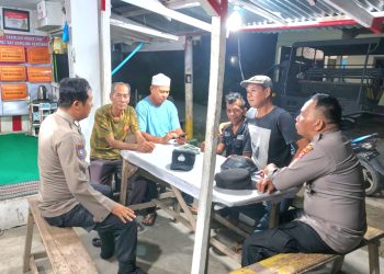 Wujudkan Kamtibmas Kondusif, Polsek Sei Tualang Raso ‘Santroni’ Warga di Poskamling