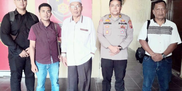 Ketua MUI Kota Sibolga, H Zainun Sinaga bersama Kabag Ops Polres Sibolga AKP Agus Adhitama dan Kuasa Hukum Korban, Pardamean Tua Tumanggor.,SH, Bonni Dowis Silalahi.,SH dan Reyber Simorangkir.,SH saat di Mapolres Sibolga.
