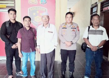 Ketua MUI Kota Sibolga, H Zainun Sinaga bersama Kabag Ops Polres Sibolga AKP Agus Adhitama dan Kuasa Hukum Korban, Pardamean Tua Tumanggor SH, Bonni Dowis Silalahi SH dan Reyber Simorangkir SH saat di Mapolres Sibolga.