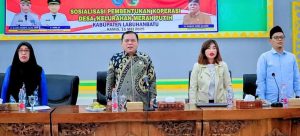 Sekdakab Labuhanbatu Ir Hasan Heri Rambe (memakai baju batik).