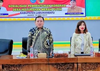 Sekdakab Labuhanbatu Ir Hasan Heri Rambe (memakai baju batik).