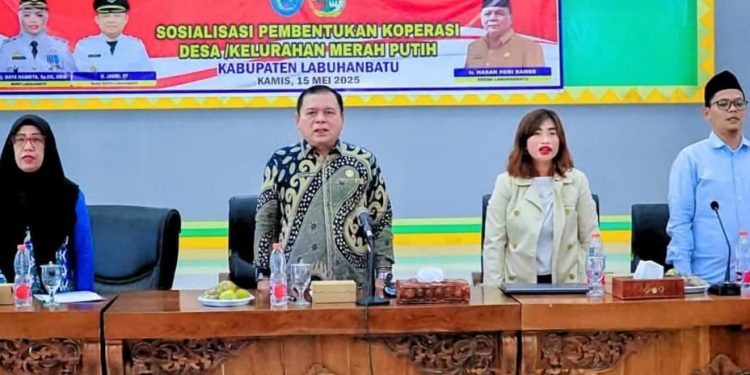 Sekdakab Labuhanbatu Ir Hasan Heri Rambe (memakai baju batik).