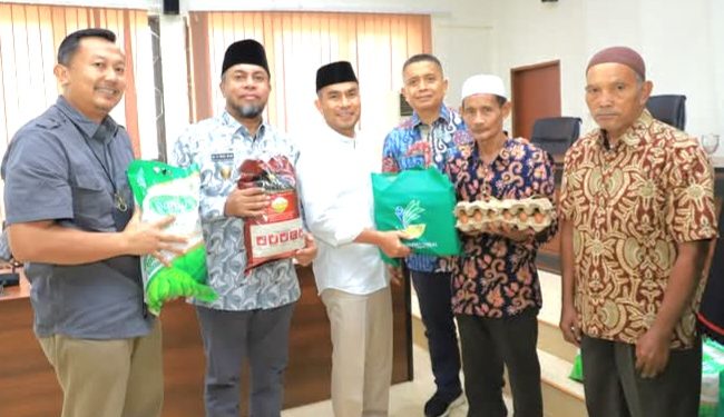Wakil Bupati Labura, Samsul Tanjung, menyerahkan bantuan nutrisi dan sembako kepada lansia.