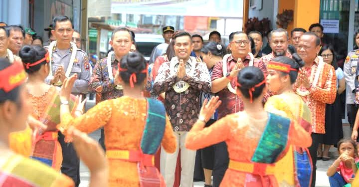 Wabup Labura, H. Samsul Tanjung, disambut tarian saat menghadiri Pesta Emas 50 tahun Paroki ST. Pius Aek Kanopan, Minggu (18/5/2025).