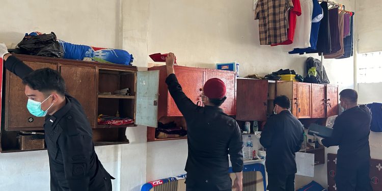 Razia di kamar lapas Labuhan Ruku.
