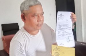 Ahmad Safri ahli Waris Tanah di Kapias Batu VIII saat menunjukkan surat Somasi dan Laporan Polisi kepada Terduga Terlapor.