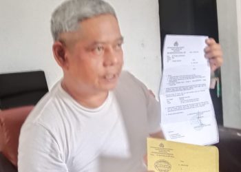 Ahmad Safri ahli Waris Tanah di Kapias Batu VIII saat menunjukkan surat Somasi dan Laporan Polisi kepada Terduga Terlapor.