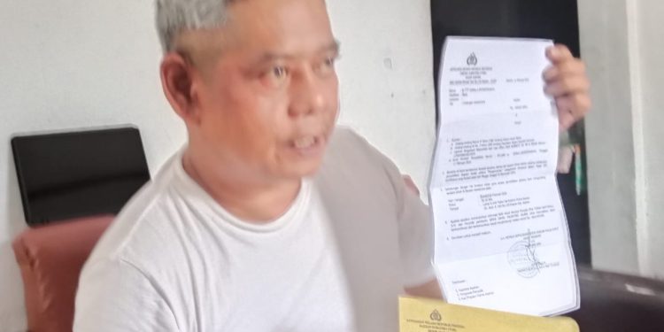 Ahmad Safri ahli Waris Tanah di Kapias Batu VIII saat menunjukkan surat Somasi dan Laporan Polisi kepada Terduga Terlapor.