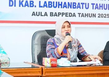 Kepala Dinas Pemberdayaan Perempuan dan Perlindungan Anak (DPPPA) Kabupaten Labuhanbatu, Tuti Noprida Ritonga S.Si MM (tengah).