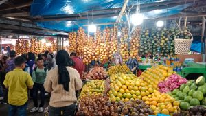 Yuk Nikmati Kesegaran Buah-buahan di Pasar Brastagi