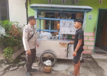 Ciptakan Situasi Tetap Kondusif, Bhabinkamtibmas Polsek Tanjungbalai Utara Cooling System Kepada Warga