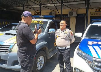 Pengendara Sepedamotor Tabrak Personel Satlantas yang Sedang Razia