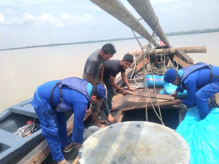 Pastikan Tak Bawa Barang Ilegal, Polres Tanjungbalai Periksa Kapal Tanpa Nama