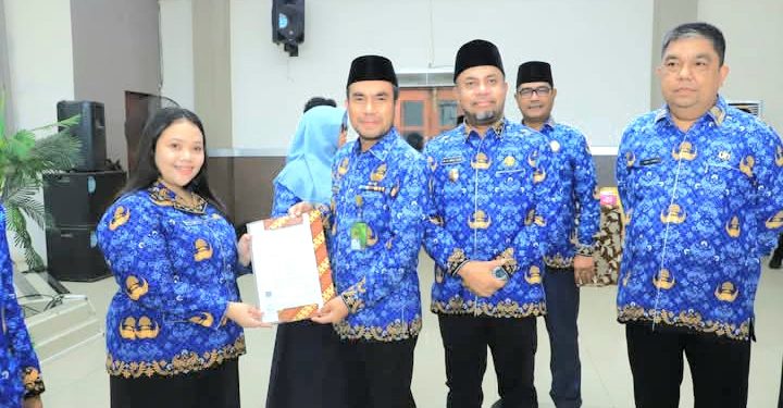 Wakil Bupati Labura, Dr. H. Samsul Tanjung, menyerahkan SK CPNS tahun 2024, Senin (2/6/2025).
