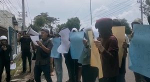 Puluhan mahasiswa yang tergabung dalam Dewan Pimpinan Daerah Mahasiswa Peduli Rakyat Kota Tebing Tinggi menggelar aksi demonstrasi di depan Kantor Kejari Kota Tebing Tinggi.