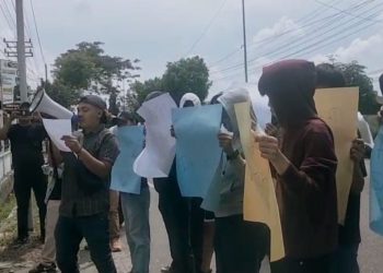 Puluhan mahasiswa yang tergabung dalam Dewan Pimpinan Daerah Mahasiswa Peduli Rakyat Kota Tebing Tinggi menggelar aksi demonstrasi di depan Kantor Kejari Kota Tebing Tinggi.