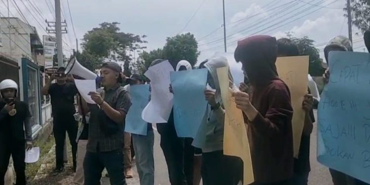 Puluhan mahasiswa yang tergabung dalam Dewan Pimpinan Daerah Mahasiswa Peduli Rakyat Kota Tebing Tinggi menggelar aksi demonstrasi di depan Kantor Kejari Kota Tebing Tinggi.