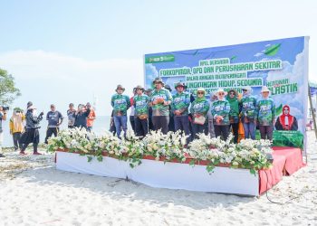 Bupati Batubara Bersihkan Sampah di Pantai