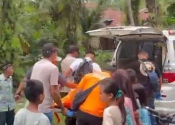 Evakuasi jenazah korban.