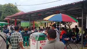 Warga nobar pertandingan Indonesia vs Jepang.