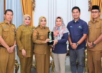 Bupati Labuhanbatu dr Hj Maya Hasmita (empat dari kiri).